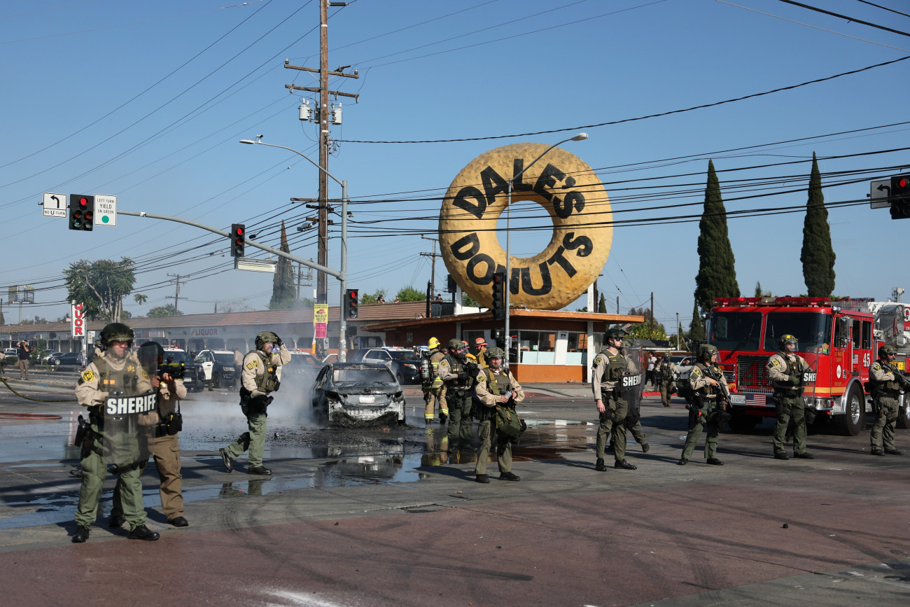 Paramount, 2025. június 8.
Rendfenntartók tiltakozókkal csapnak össze az amerikai Bevándorlás- és Vámvégrehajtás (ICE) (ICE) elleni, erőszakossá fajult tüntetésen a kaliforniai Paramountban 2025. július 7-én, egy Los Angelesben illegális bevándorlók ellen végzett hatósági kitoloncolási művelet másnapján. Donald Trump amerikai elnök a Nemzeti Gárda egységeit küldte Los Angeles körzetébe az erőszak megfékezésére.
MTI/EPA/Allison Dinner