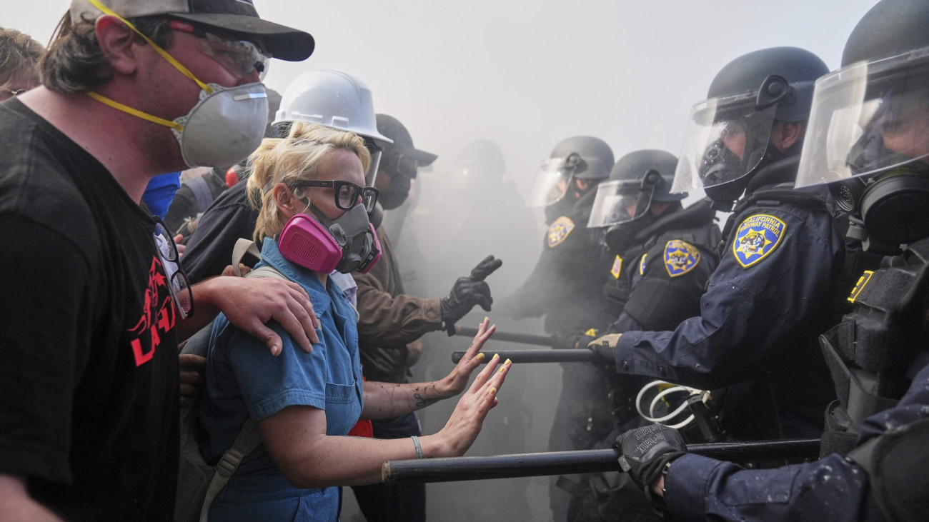 Los Angeles, 2025. június 9.
Tüntetők és rohamrendőrök a Los Angeles belvárosában lévő börtön közelében 2025. júnus 8-án, miután két nappal korábban tüntetések kezdődtek a kaliforniai nagyvárosban, mert a Bevándorlási és Vám-végrehajtás (ICE) szövetségi szervezet ügynökei átfogó műveletet indítottak az illegális bevándorlók letartóztatására.
MTI/AP/Jae C. Hong