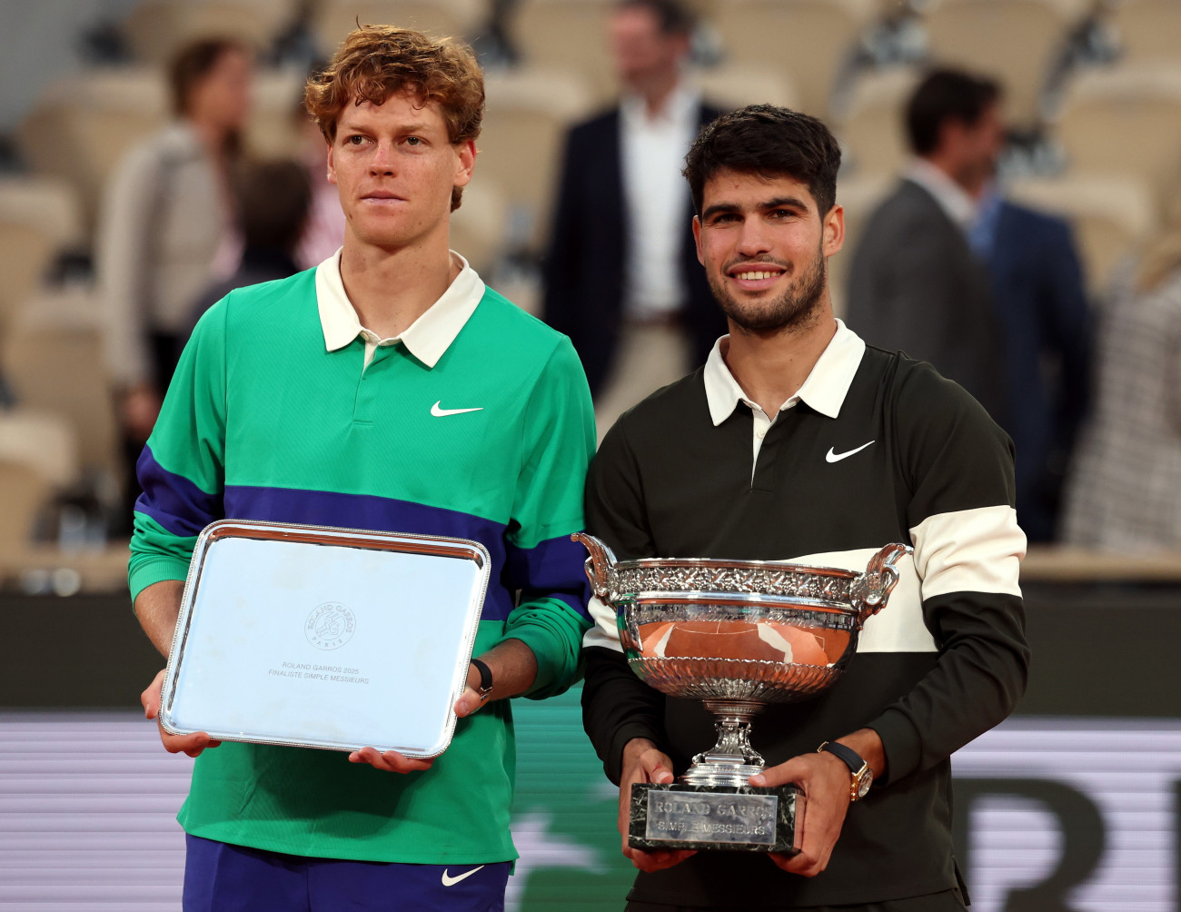 Párizs, 2025. június 8.
A második helyezett olasz Jannik Sinner (b) és bajnok spanyol Carlos Alcaraz a francia nemzetközi teniszbajnokság férfi egyesének döntőjét követő eredményhirdetésen a párizsi Roland Garros Stadionban 2025. június 8-án.
MTI/EPA/Mohamed Badra