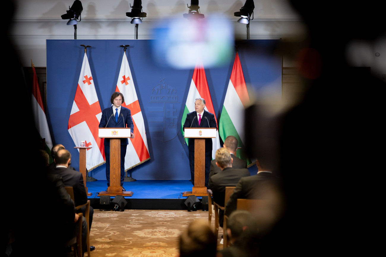 Budapest, 2025. június 11.
A Miniszterelnöki Kommunikációs Főosztály által közreadott képen Orbán Viktor miniszterelnök (j) és Irakli Kobakhidze georgiai miniszterelnök (b) a második magyar-georgiai kormányzati csúcstalálkozót követő aláírási ceremónián és sajtótájékoztatón a Karmelita kolostorban 2025. június 11-én.
MTI/Miniszterelnöki Kommunikációs Főosztály/Fischer Zoltán
