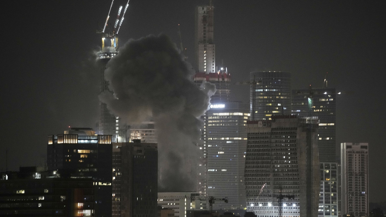 Tel-Aviv, 2025. június 14.
Iráni rakéta csapódik egy épületbe Tel-Avivban a 2025. június 14-ére virradó éjjel, miután az előző nap az izraeli légierő sorozatos csapásokat indított Irán nukleáris képességei gyengítésének és nagy hatótávolságú rakétái megsemmisítésének érdekében, és támadás érte a Forradalmi Gárda teheráni főhadiszállását is.
MTI/AP/Leo Correa