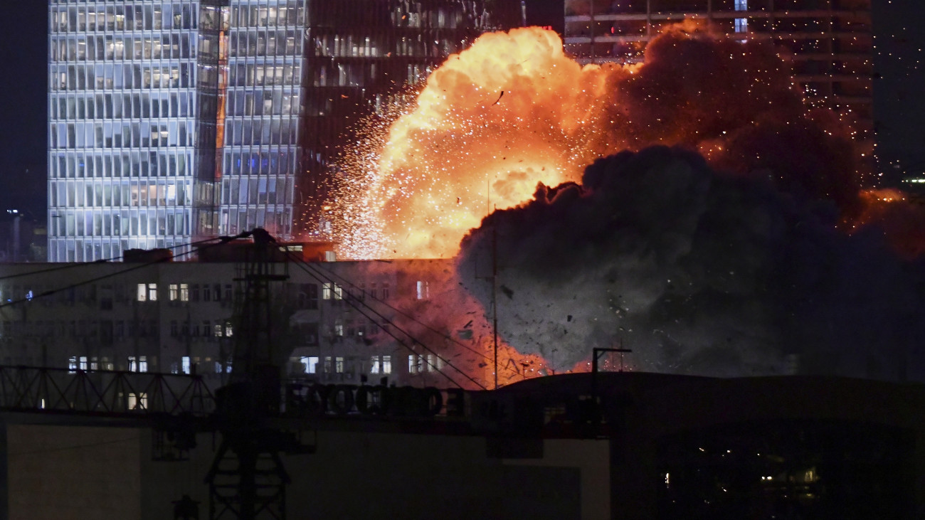 Tel-Aviv, 2025. június 13.
Iráni rakéta csapódik be Tel-Avivban 2025. június 13-án, miután a nap folyamán az izraeli légierő sorozatos csapásokat indított Irán nukleáris képességei gyengítésének és nagy hatótávolságú rakétái megsemmisítésének érdekében, és támadás érte a Forradalmi Gárda teheráni főhadiszállását is.
MTI/AP/Tomer Neuberg