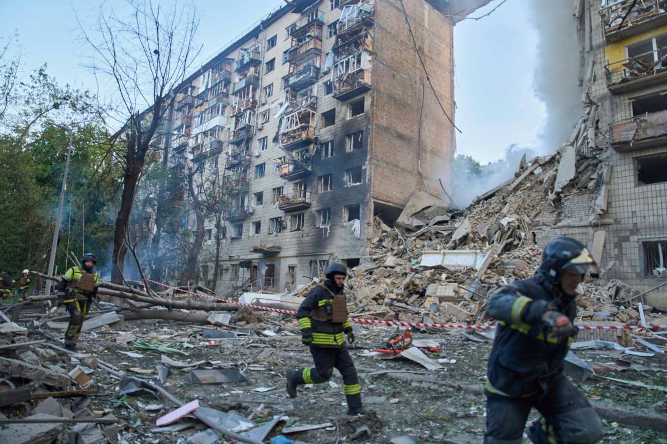 Kijev, 2025. június 17.
Újabb támadás elől menekülnek tűzoltók egy orosz rakéta- és dróntámadásban találatot kapott lakóépületnél Kijevben 2025. június 17-én.
MTI/AP/Efrem Lukackij