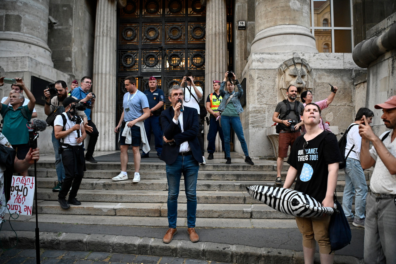 Budapest, 2025. június 17.
Hadházy Ákos független országgyűlési képviselő (k)  beszédet mond a gyülekezési törvény módosításának visszavonásáért és a közélet átláthatóságáról szóló törvényjavaslat elfogadása ellen tartott újabb budapesti tüntetésen a Legfőbb Ügyészség épülete előtt 2025. június 17-én.
MTI/Bodnár Boglárka