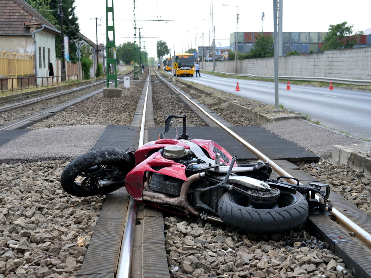 Budapest, 2025. június 19.
Összeroncsolódott motorkerékpár Soroksáron, a Haraszti úton 2025. június 19-én. A jármű frontálisan összeütközött egy személyautóval, a motor a HÉV-sínekre zuhant. A motoroshoz mentőhelikopter érkezett.
MTI/Mihádák Zoltán