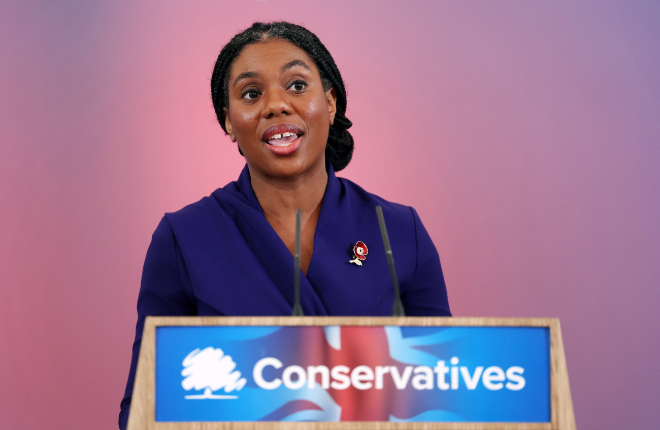 London, 2024. november 2.
Kemi Badenoch korábbi brit üzleti ügyi miniszter beszédet mond, miután megválasztották az ellenzéki Konzervatív Párt új vezetőjévé a párt londoni gyűlésén 2024. november 2-án. Margaret Thatcher, Theresa May és Liz Truss után Badenoch a brit Konzervatív Párt negyedik női vezetője.
MTI/EPA/Andy Rain