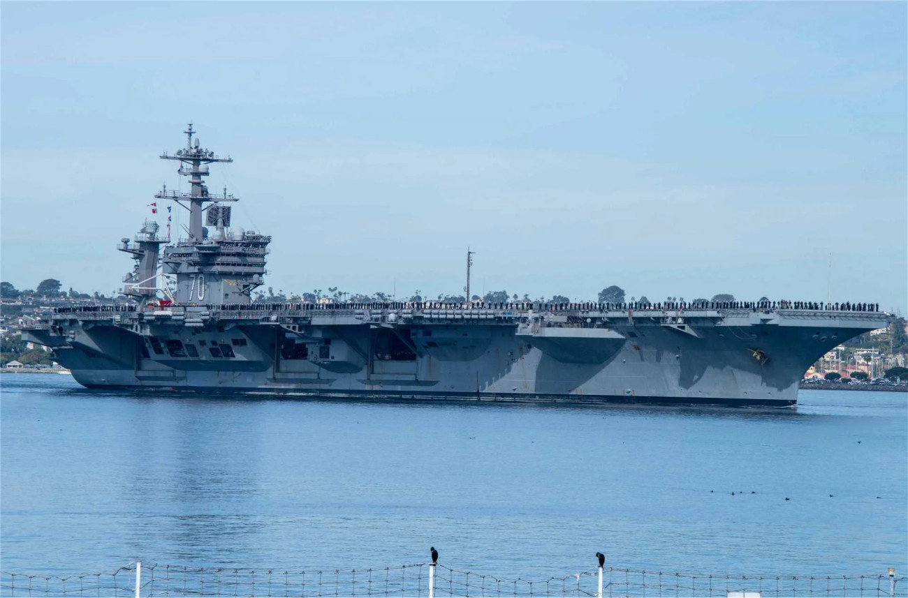 A Vörös-tengeren március vége óta járőrözik az amerikai haditengerészet CSG-1 jelű repülőgép-hordozó harccsoportja, amelyet USS Carl Vinson (CVN-70) anyahajó vezet.  Kép: U.S. DoD