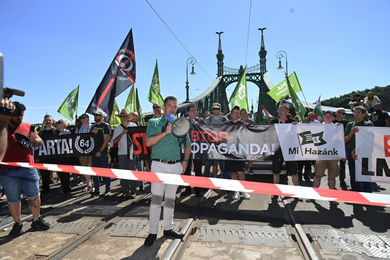 Budapest, 2025. június 28.
Novák Előd Attila politikus, országgyűlési képviselő, a Mi Hazánk Mozgalom alelnöke és frakcióvezető-helyettese beszél a pártja aktivistái által, a Budapest Büszkeség rendezvény (eredetileg Budapest Pride felvonulás) kapcsán lezárt Szabadság hídon 2025. június 28-án.
MTI/Bruzák Noémi