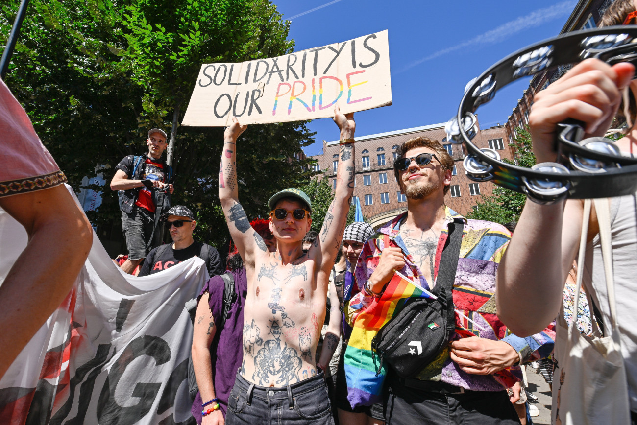 Budapest, 2025. június 28.
A Budapest Büszkeség rendezvény (eredetileg Budapest Pride felvonulás) résztvevői a Madách téren 2025. június 28-án.
MTI/Koszticsák Szilárd