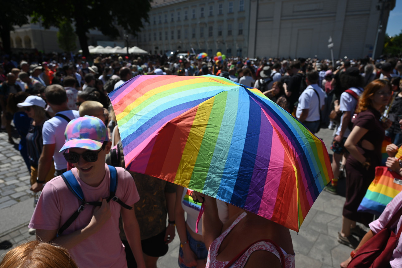 Budapest, 2025. június 28.
A Budapest Büszkeség rendezvény (eredetileg Budapest Pride felvonulás) résztvevői a Városháza Parknál 2025. június 28-án.
MTI/Balogh Zoltán