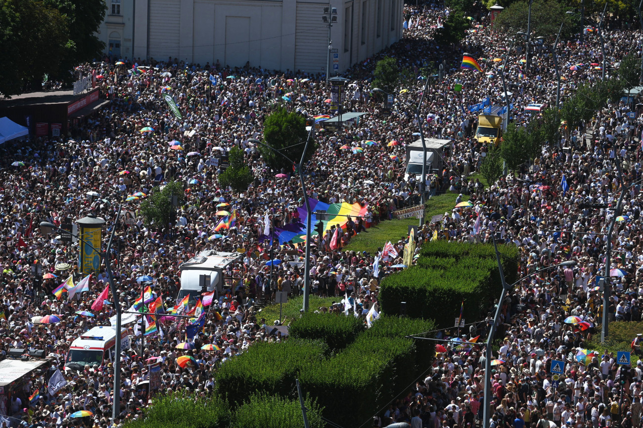 Budapest, 2025. június 28.
A Budapest Büszkeség rendezvény (eredetileg Budapest Pride felvonulás) résztvevői a Károly körúton 2025. június 28-án.
MTI/Balogh Zoltán