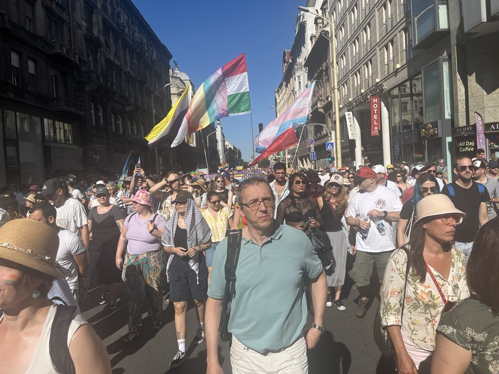 A Budapest Büszkeség résztvevői az Erzsébet híd felé sétálnak. Kép: Infostart