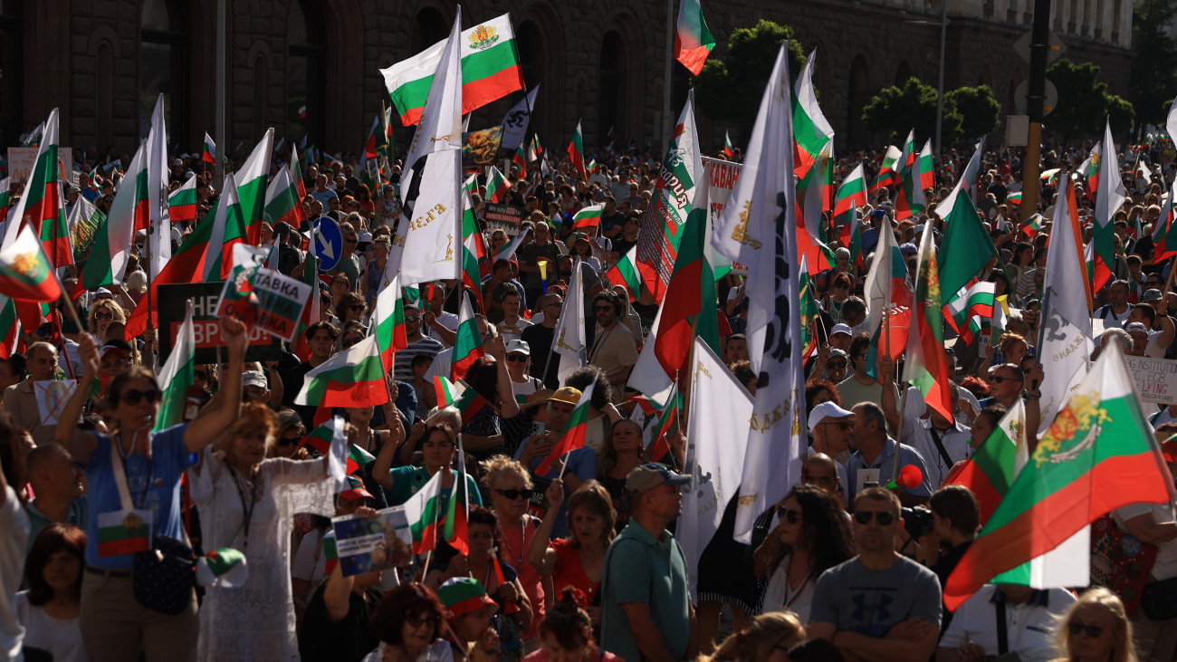 Szófia, 2025. június 28.
Bulgária euróövezethez való csatlakozása ellen tüntetnek Szófiában 2025. június 28-án. Az Európai Bizottság június 4-én közölte, hogy Bulgária teljesíti azokat a kritériumokat, amelyek alapján 2026. január 1-jén huszonegyedik országként csatlakozhat az euróövezethez, vagyis jövőre bevezethetik a közös uniós valutát.
MTI/EPA/Vaszil Donev