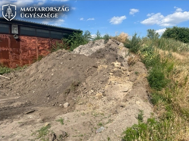 A munkagéppel tönkretett fészkelőhely.
forrás: ugyeszseg.hu