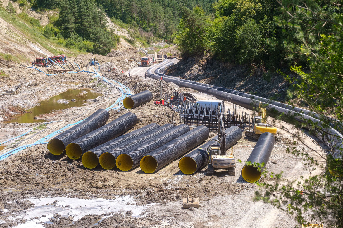 Parajd, 2025. július 2.
Munkálatok 2025. július 2-án a parajdi Só-szorosban, a Korond-patak azon szakaszán, ahol betört a víz a sóbányába. Megkezdi az Ökumenikus Segélyszervezet a parajdi sóbányánál történt katasztrófa károsultjainak segélyezését: egyelőre a víz alá került bánya dolgozóinak és a kilakoltatottaknak folyósítanak egyszeri, félmillió forintos támogatást.
MTI/Veres Nándor