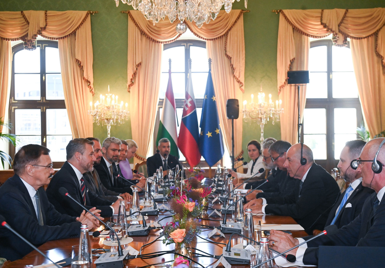 Pozsony, 2025. július 3.
Sulyok Tamás köztársasági elnök (j3) és Peter Pellegrini szlovák államfő (b2) plenáris megbeszélést folytat a pozsonyi elnöki palotában 2025. július 3-án.
MTI/Bruzák Noémi