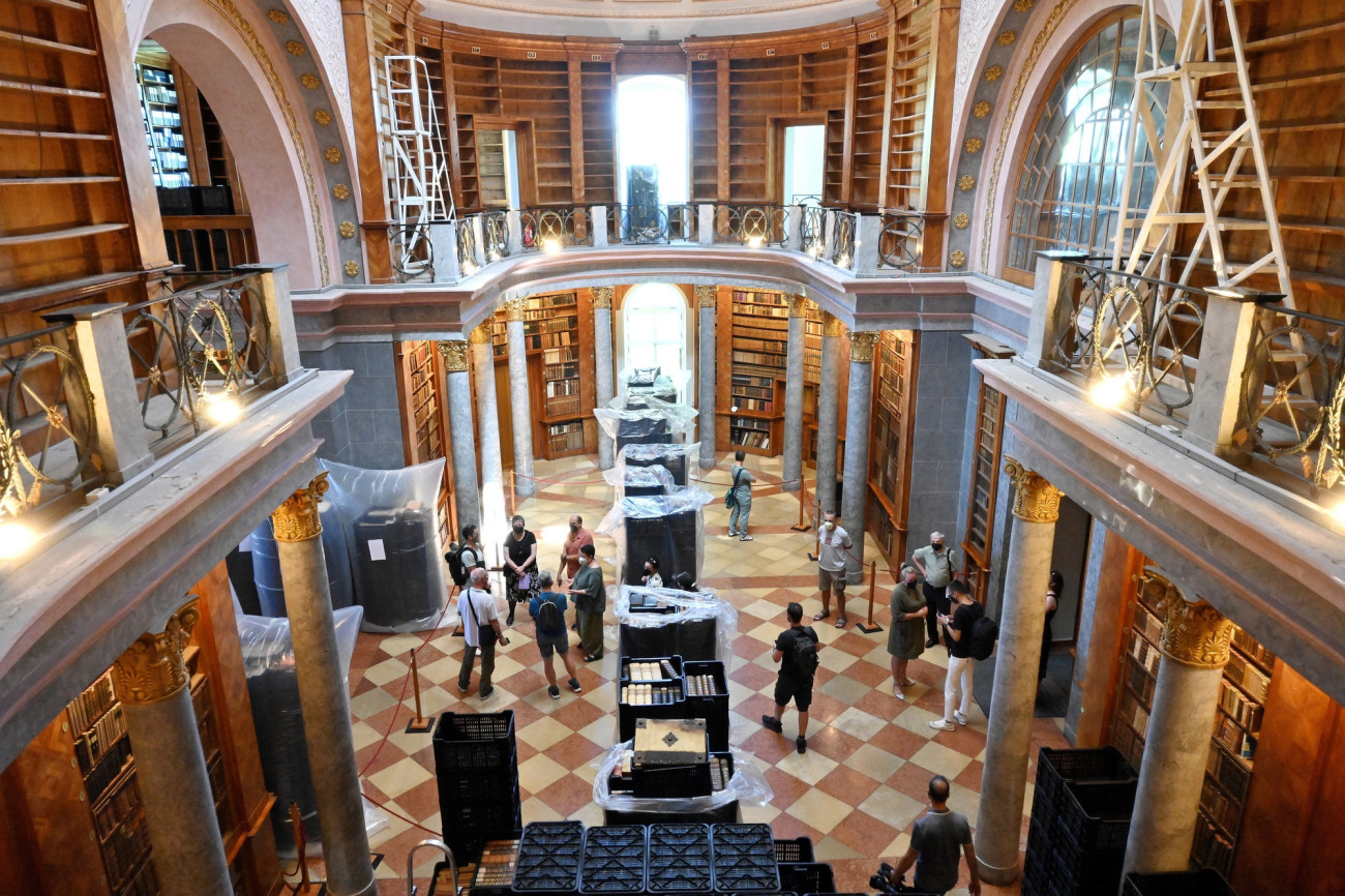 Pannonhalma, 2025. július 3.
Felül üres könyvespolcok, középen anoxiás eljárással kezelt könyvek a Pannonhalmi Főapátsági Könyvtárban 2025. július 3-án. A könyvtárban a kenyérbogár (Stegobium paniceum) okozott nagy kiterjedésű fertőzést. A rovarinvázió utáni állományvédelemi munkálatokról ezen a napon tartottak sajtótájékoztatót a Pannonhalmi Főapátságban.
MTI/Krizsán Csaba