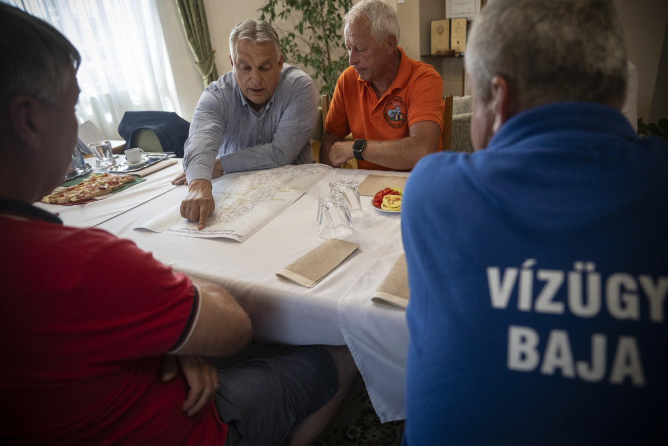 Dunapataj, 2025. július 3.
A Miniszterelnöki Kommunikációs Főosztály által közreadott képen Orbán Viktor miniszterelnök (szemben, b) aszályvédelmi szemlét tart Dunapatajon 2025. július 3-án. Mellette Font Sándor, az Országgyűlés mezőgazdasági bizottságának fideszes elnöke, a térség fideszes parlamenti képvielője.
MTI/Miniszterelnöki Kommunikációs Főosztály/Benko Vivien Cher