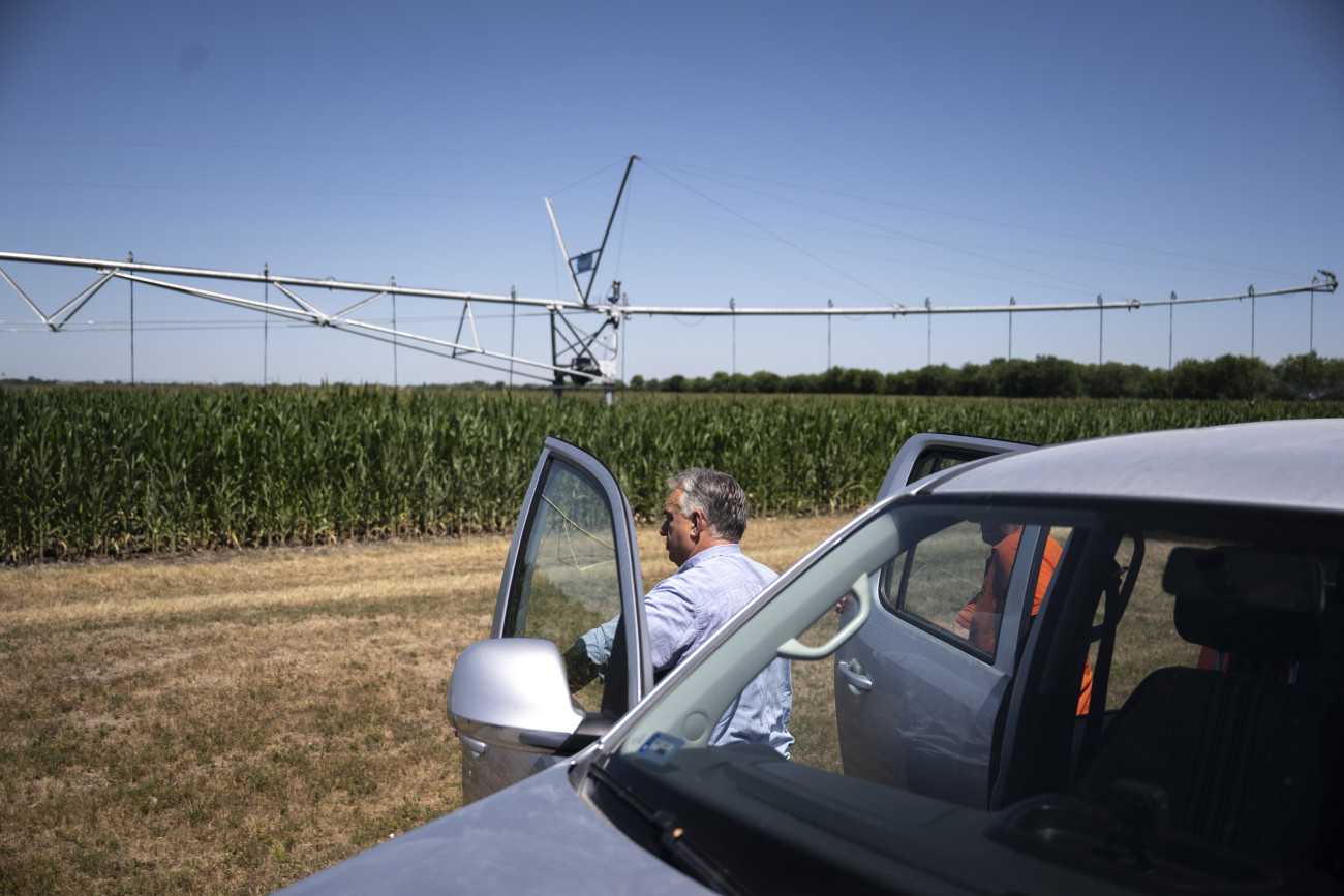Dunapataj, 2025. július 3.
A Miniszterelnöki Kommunikációs Főosztály által közreadott képen Orbán Viktor miniszterelnök aszályvédelmi szemlét tart Dunapatajon 2025. július 3-án.
MTI/Miniszterelnöki Kommunikációs Főosztály/Benko Vivien Cher
