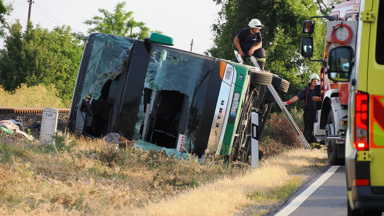 Kungyalu, 2025. július 6.
Oldalára borult, ukrán rendszámú autóbusz mentésén dolgoznak a 442-es főúton Kunszentmárton és Tiszaföldvár között 2025. július 6-án. A Kungyalu külterületén történt balesetben a busz eddig tisztázatlan körülmények között az árokba hajtott, majd a vasúti töltésnél az oldalára borult. A buszon 77 felnőtt és gyermek utazott.
MTI/Donka Ferenc