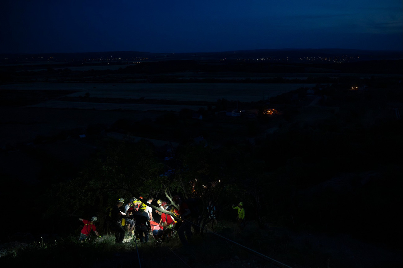 20250705_A Magyar Barlangi MentĹszolgĂĄlat, a Bakonyi Barlangi MentĹszolgĂĄlat ĂŠs a MĂłr VĂĄrosi ĂnkĂŠntes TĹązoltĂł EgyesĂźlet  tagjai egy sĂŠrĂźlt siklĂłernyĹst mentenek a CsĂĄkberĂŠny melletti Kopasz-hegyrĹl.
