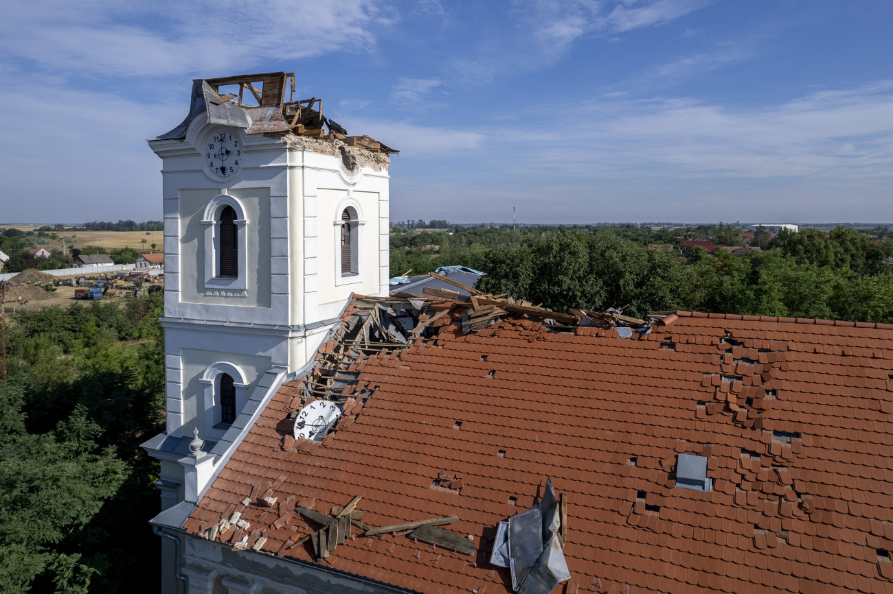 Sáp, 2025. július 8.
A drónnal készült képen a 2025. július 7-i viharban megrongálódott református templom a hajdú-bihari Sápon július 8-án. A szél kitépte az 1892-ben épült torony sisakját, a ledőlő torony beszakította a templom tetejét.
MTI/Czeglédi Zsolt