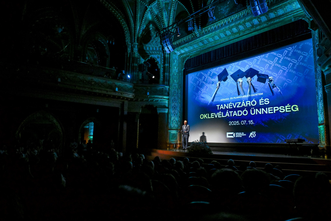 Budapest, 2025. július 15.
Káel Csaba, a Nemzeti Filmintézet vezérigazgatója beszédet mond a Színház- és Filmművészeti Egyetem (SZFE) tanévzáró és oklevélátadó ünnepségen az Uránia Nemzeti Filmszínházban 2025. július 15-én.
MTI/Purger Tamás