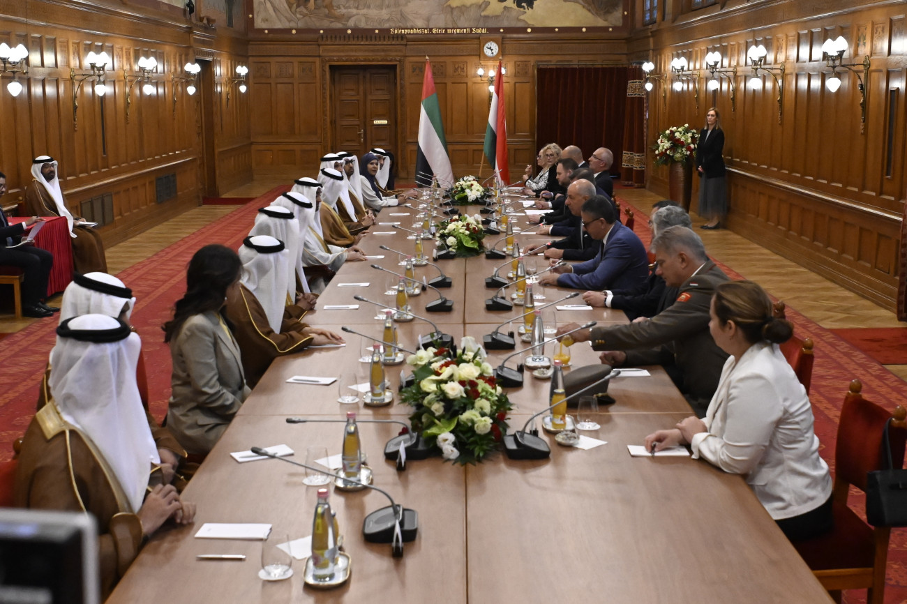 Budapest, 2025. július 18.
Sulyok Tamás köztársasági elnök (j5) és Mohamed bin Zájed an-Nahján sejk, az Egyesült Arab Emírségek (EAE) elnökének (b7) plenáris tárgyalása a Parlamentben 2025. július 18-án.
MTI/Máthé Zoltán