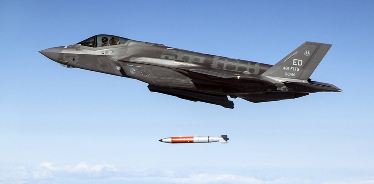 Egy amerikai F-35 a B61-12 atomfegyver makettjével a bombavetést gyakorolja. Kép: Wikipédia