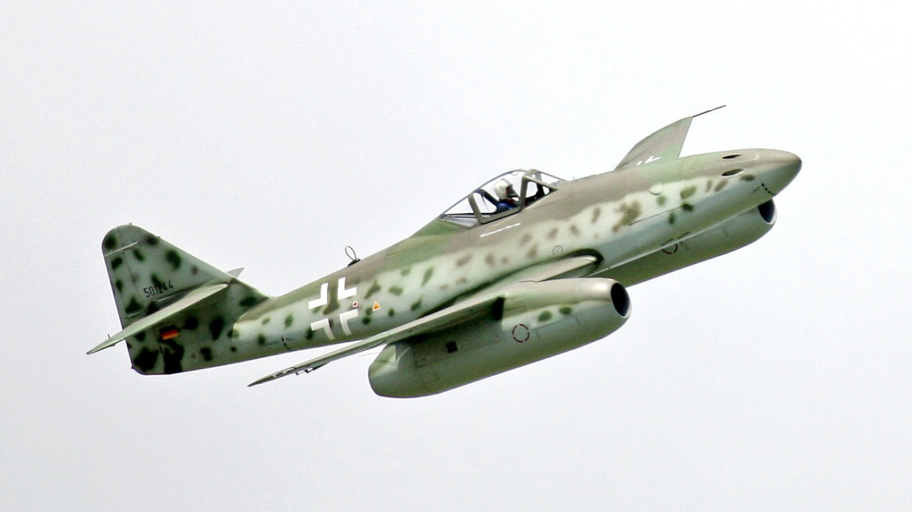 A német Messerschmitt Me-262 volt a világ első, hadrendbe állított gázturbinás vadászgépe. Az itt látható példány egy replika. Kép: Wikipédia