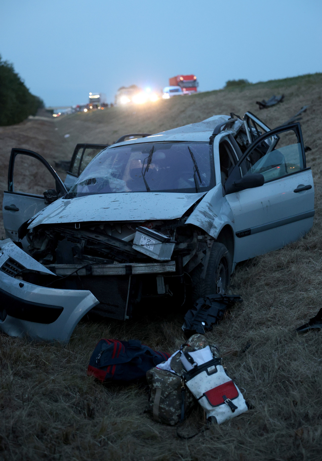 Csincse, 2025. július 26.
Összeroncsolódott személyautó az M3-as autópálya 149-es kilométerénél, a Budapest felé vezető oldalon, Csincse térségében 2025. július 25-én. A balesetben két autó és egy kisbusz ütközött össze, egy ember meghalt, heten megsérültek.
MTI/Vajda János