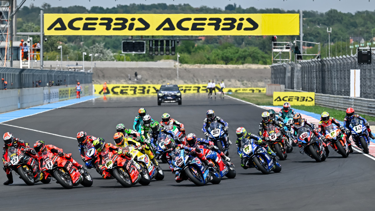 Balatonfőkajár, 2025. július 26.
A rajt a gyorsaságimotoros Superbike-világbajnokság magyarországi futamának első versenyén a balatonfőkajári Balaton Park Circuit versenypályán 2025. július 26-án.
MTI/Vasvári Tamás