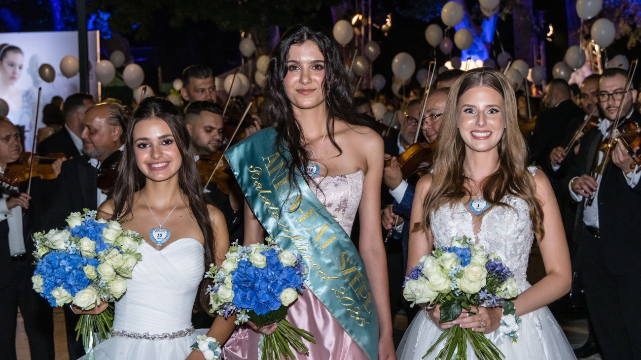 Balatonfüred, 2025. július 27.
A bál szépe, a budapesti Szabó Laura (k), első udvarhölgye, a balatonfüredi Windisch Laura (b), második udvarhölgye, a balatonfüredi Zsoldos Laura (j), mindhárman elsőbálozók, a 200. Anna-bál eredményhirdetése után a balatonfüredi Tagore sétányon 2025. július 27-én.
MT//Katona Tibor