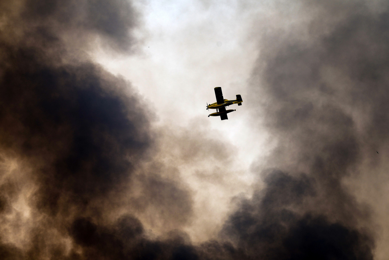 Mocao, 2025. július 29.
Erdőtüzet oltanak repülőgépről a portugáliai Mocaóban 2025. július 29-én.
MTI/EPA/LUSA/Estela Silva