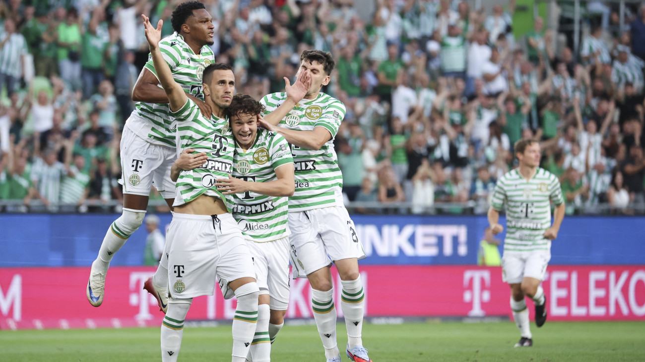 Budapest, 2025. július 30.
A gólszerző ferencvárosi Aleksandar Pesic (b2) a labdarúgó Bajnokok Ligája selejtezőjének 2. fordulójában játszott Ferencvárosi TC - Noah visszavágó mérkőzésen a Groupama Arénában 2025. július 30-án.
MTI/Hegedüs Róbert