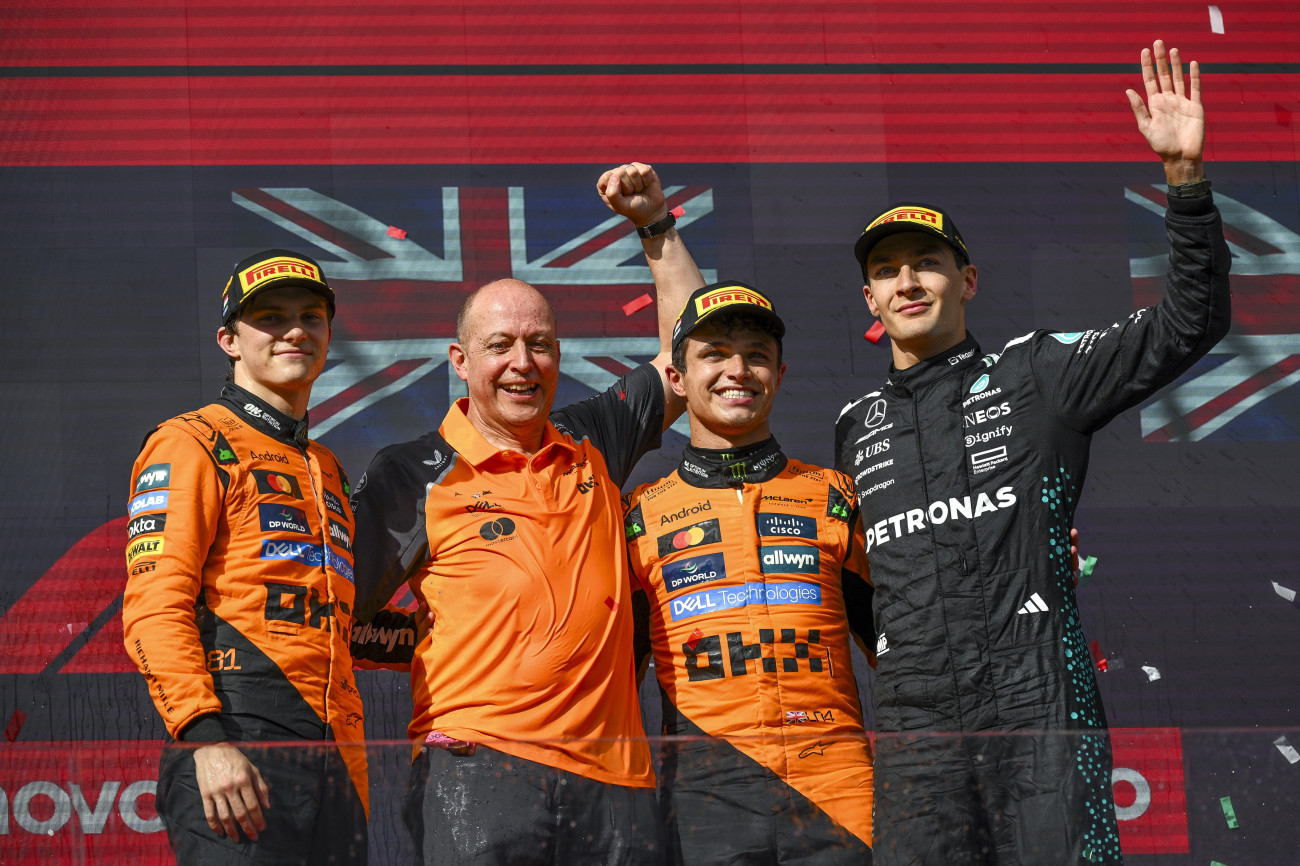 Mogyoród, 2025. augusztus 3.
A győztes Lando Norris, a McLaren brit versenyzője (b3), csapattársa, a második helyezett ausztrál Oscar Piastri (b), a harmadik helyezett George Russell, a Mercedes brit versenyzője (j) és Mark Ingham, a McLaren tervezőrészlegének vezetője (b2) a Forma-1-es Magyar Nagydíj eredményhirdetésén a mogyoródi Hungaroringen 2025. augusztus 3-án.
MTI/Czeglédi Zsolt