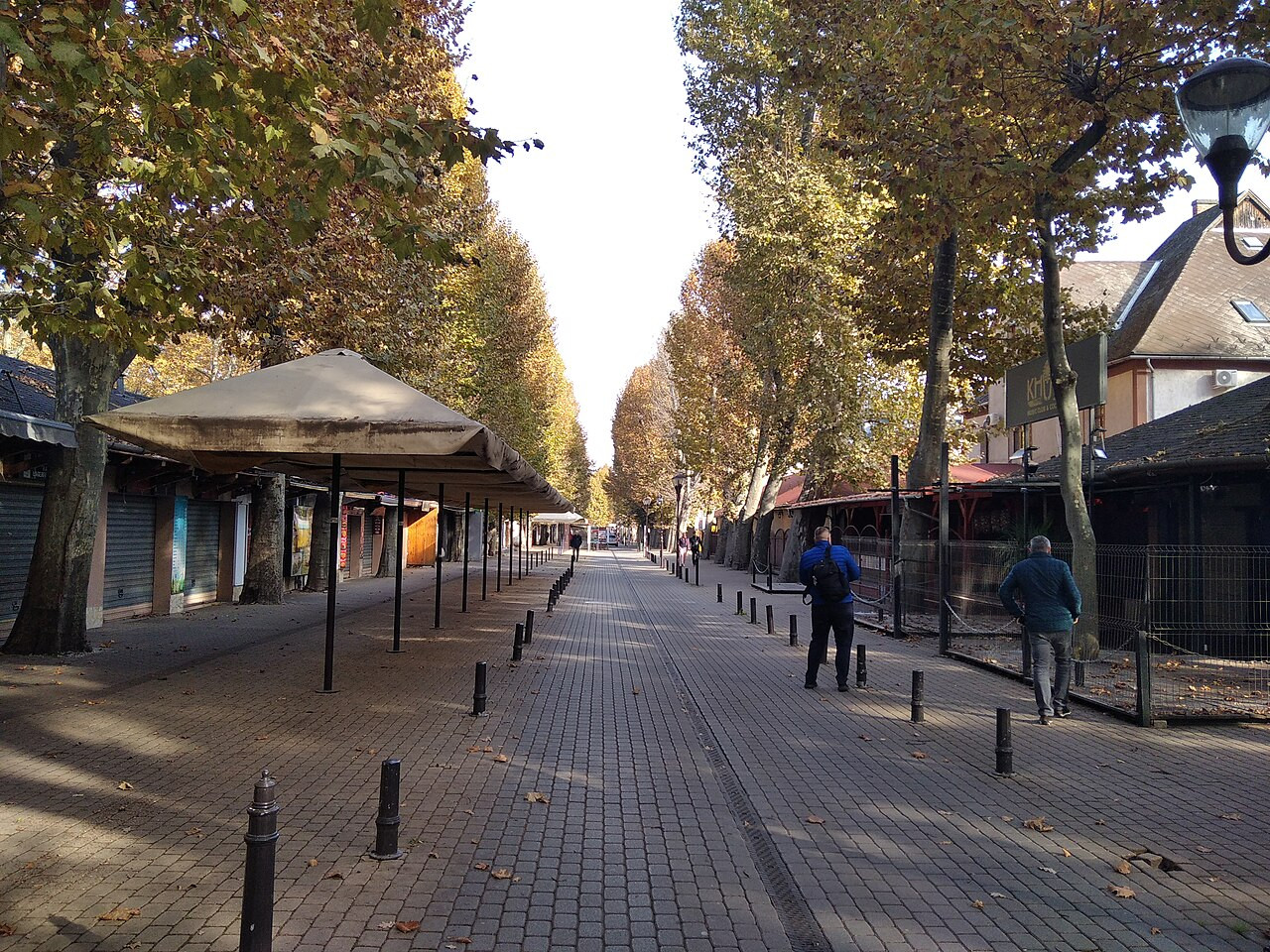 Siófok egykor rossz hírű Petőfi sétánya. Kép: Wikipédia