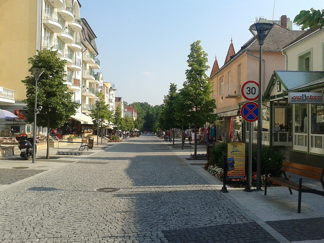 Hévíz sétáló utcája. Kép: Wikipédia