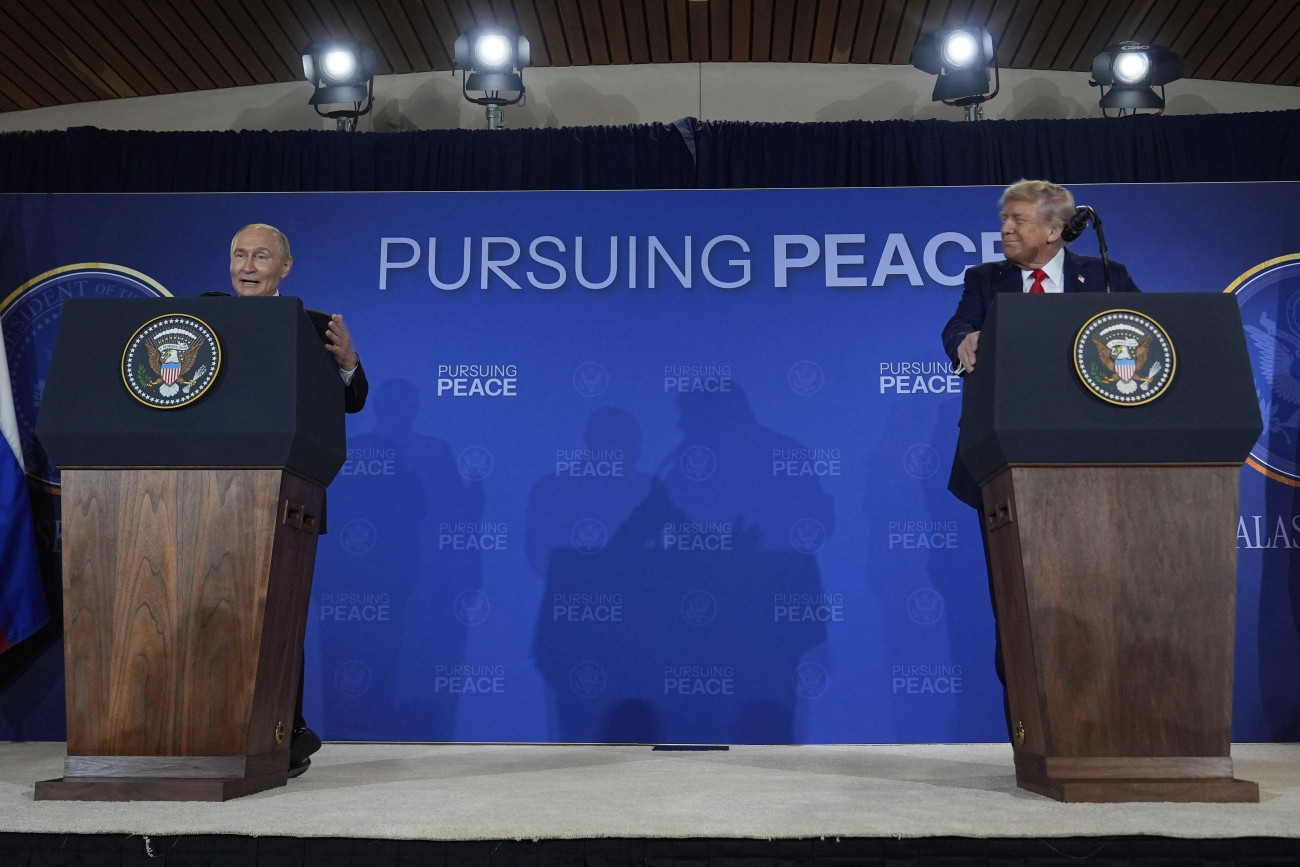 Anchorage, 2025. augusztus 16.
Donald Trump amerikai (j) és Vlagyimir Putyin orosz elnök sajtótájékoztatót tart az ukrajnai rendezést szolgáló amerikai-orosz csúcstalálkozón az Elmendorf-Richardson katonai bázison, az alaszkai Anchorage-ben 2025. augusztus 15-én.
MTI/AP/Julia Demaree Nikhinson