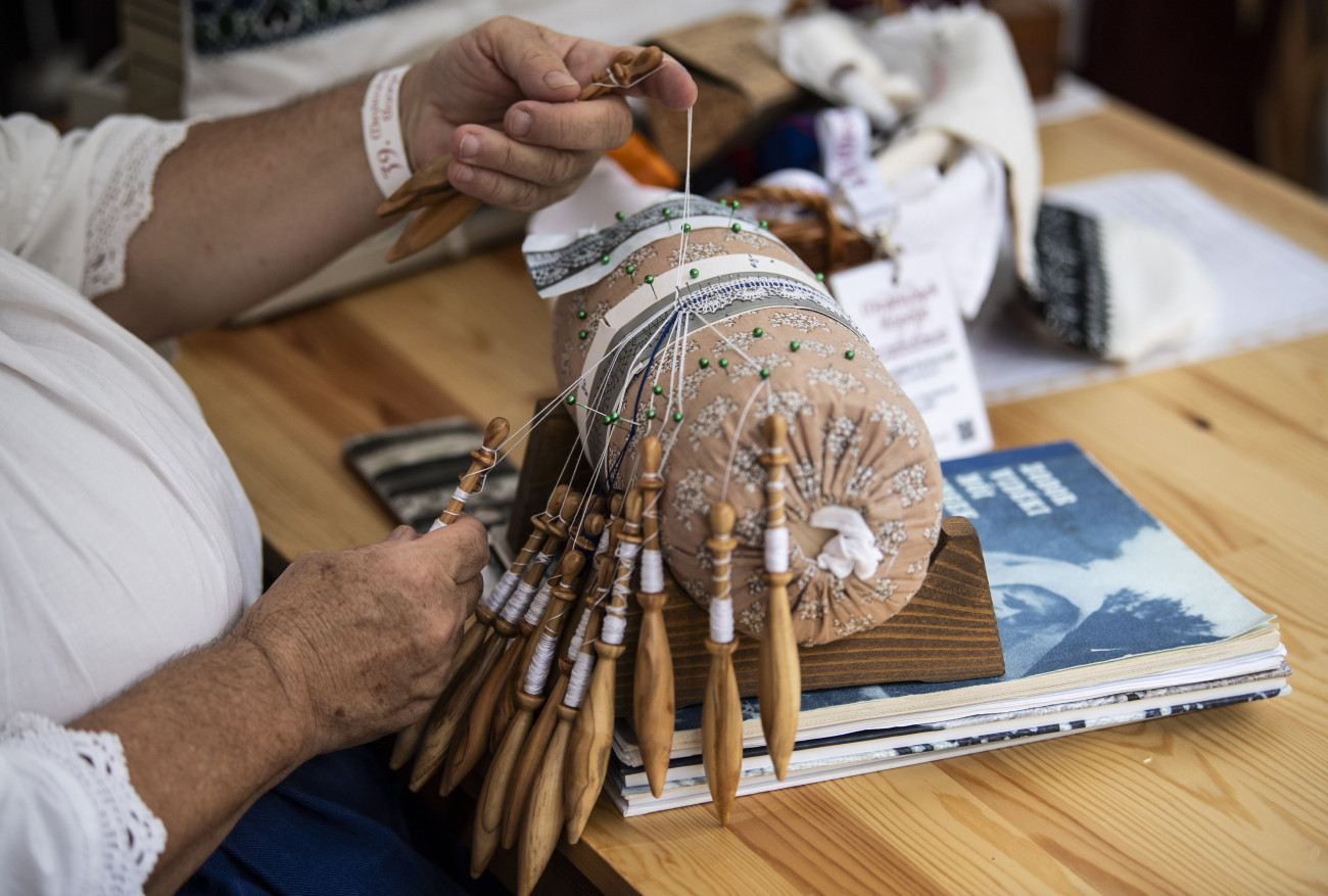 Budapest, 2025. augusztus 17.
Csipkeverő a Mesterségek ünnepén, a Szent István-napi rendezvénysorozat eseményén a budai Várban 2025. augusztus 17-én.
MTI/Bodnár Boglárka