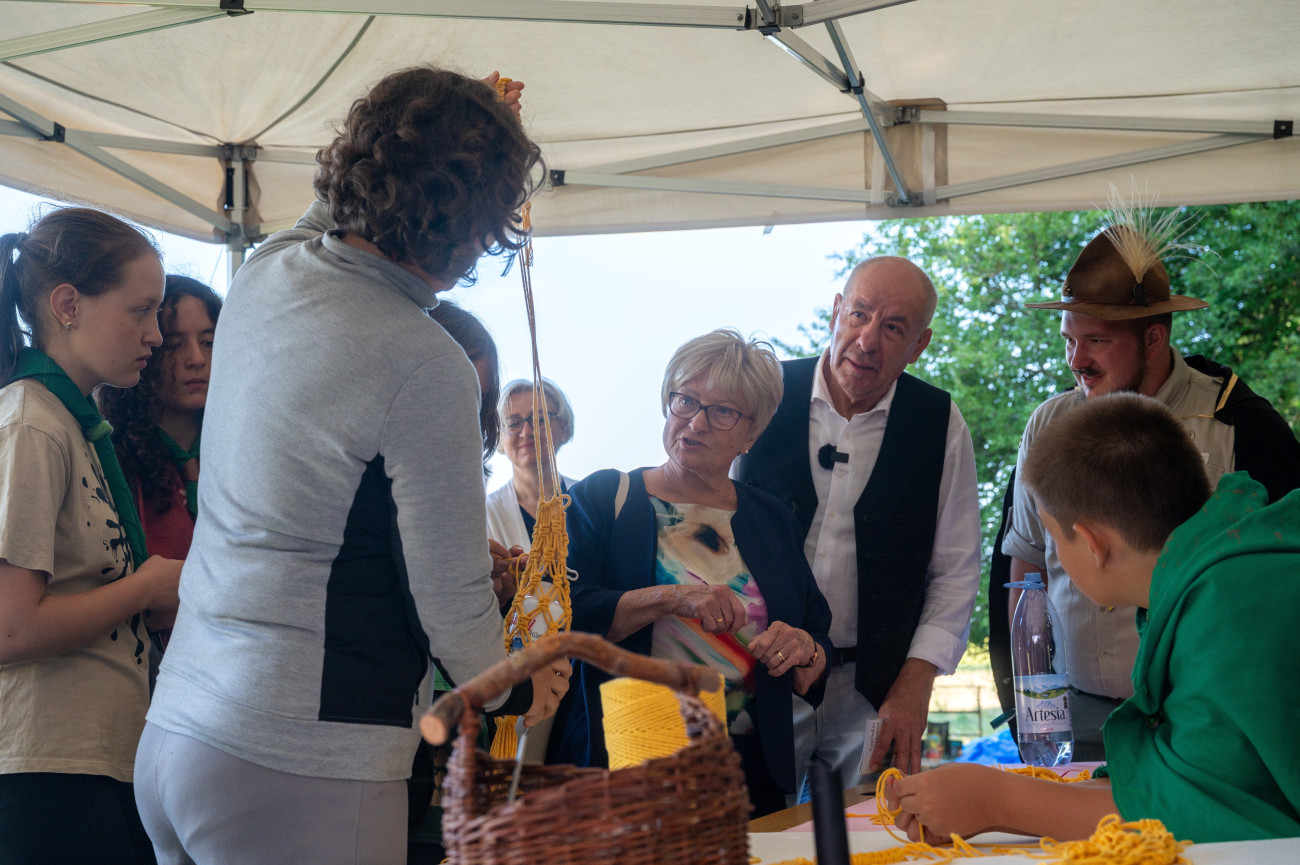 Kolozsvár, 2025. augusztus 19.
Sulyok Tamás köztársasági elnök (j3) és felesége, Nagy Zsuzsanna (j4) Kiss Gellért Zsolt, a 81. Makkai Sándor cserkészcsapat parancsnoka (j) kíséretében cserkészekkel találkozik a Romániai Magyar Cserkészszövetség (RMCSSZ) 35. jubileumi nagytáborában, a Kolozsvár melletti Lomb-erdőben az államfő háromnapos erdélyi magánlátogatásának utolsó napján, 2025. augusztus 19-én.
MTI/Kiss Gábor