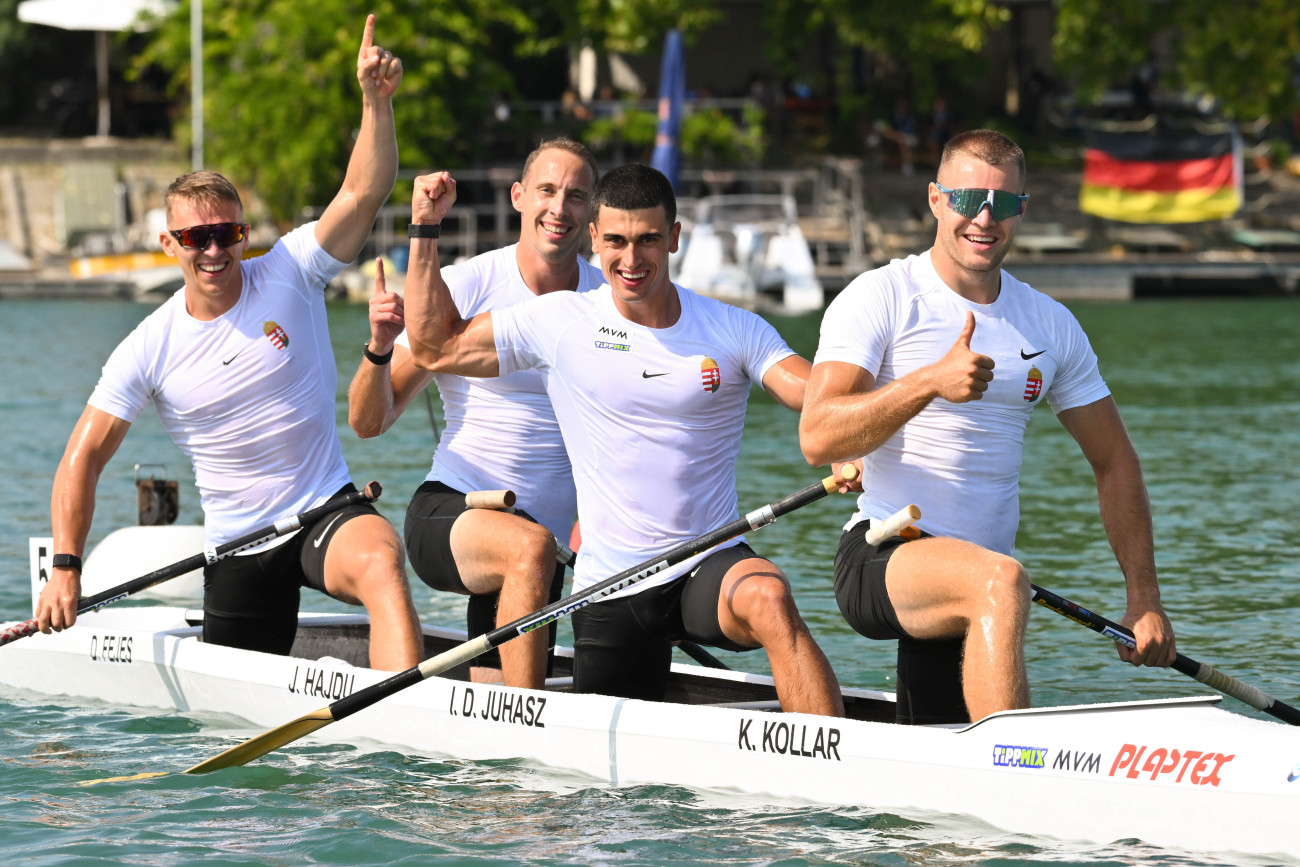 Milánó, 2025. augusztus 23.
Az aranyérmes Kollár Kristóf, Juhász István, Hajdu Jonatán és Fejes Dániel (j-b) a kajak-kenu világbajnokság férfi kenu négyesek 500 méteres versenyének döntője után Milánóban 2025. augusztus 23-án.
MTI/Czeglédi Zsolt
