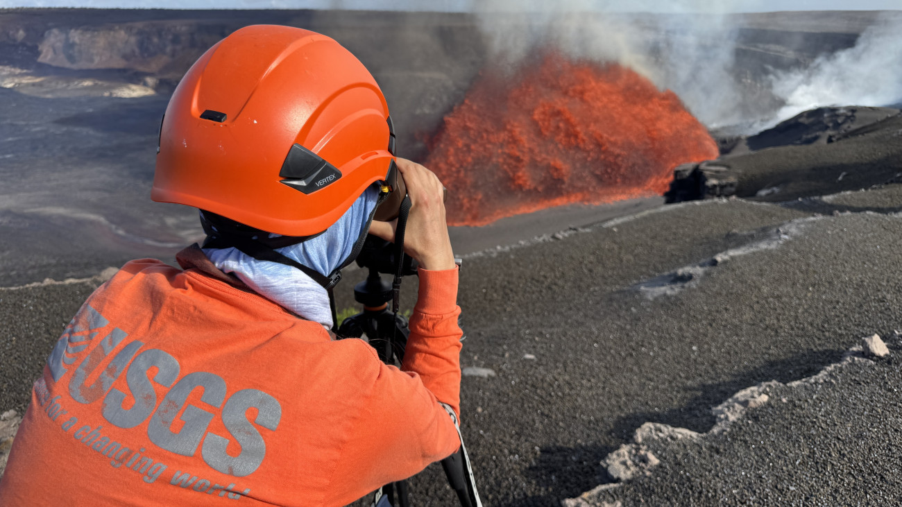 Nagy-sziget, 2025. augusztus 23.
Az amerikai földtani intézet (USGS) által közreadott 2025. augusztus 22-i képen a Kilauea tűzhányó Halema'uma'u kráteréből előtörő lávát figyeli az intézet munkatársa a hawaii Nagy-szigeten lévő Hawaii Vulkán Nemzeti Parkban.
MTI/EPA/USGS/M. Patrick