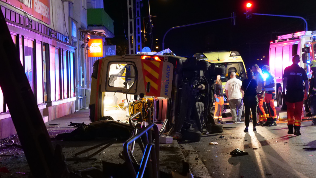 Budapest, 2025. augusztus 24.
Oldalára borult mentőautó, miután személygépkocsival ütközött Budapesten, a XIX. kerületben 2025. augusztus 23-án. A balesetben öten megsérültek.
MTI/Mihádák Zoltán