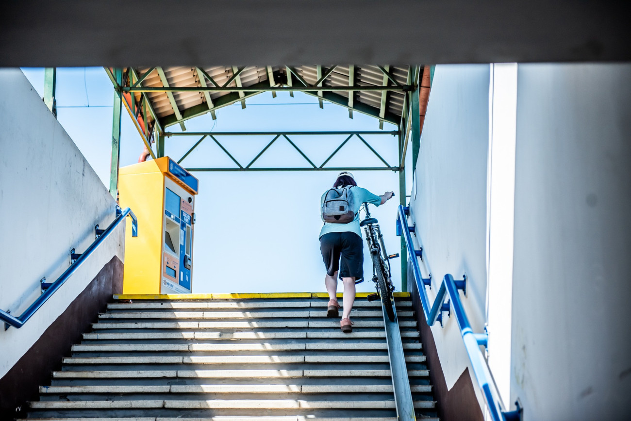 Kerékpáros tolósín a vecsési vasútállomáson. Fotó: MÁV