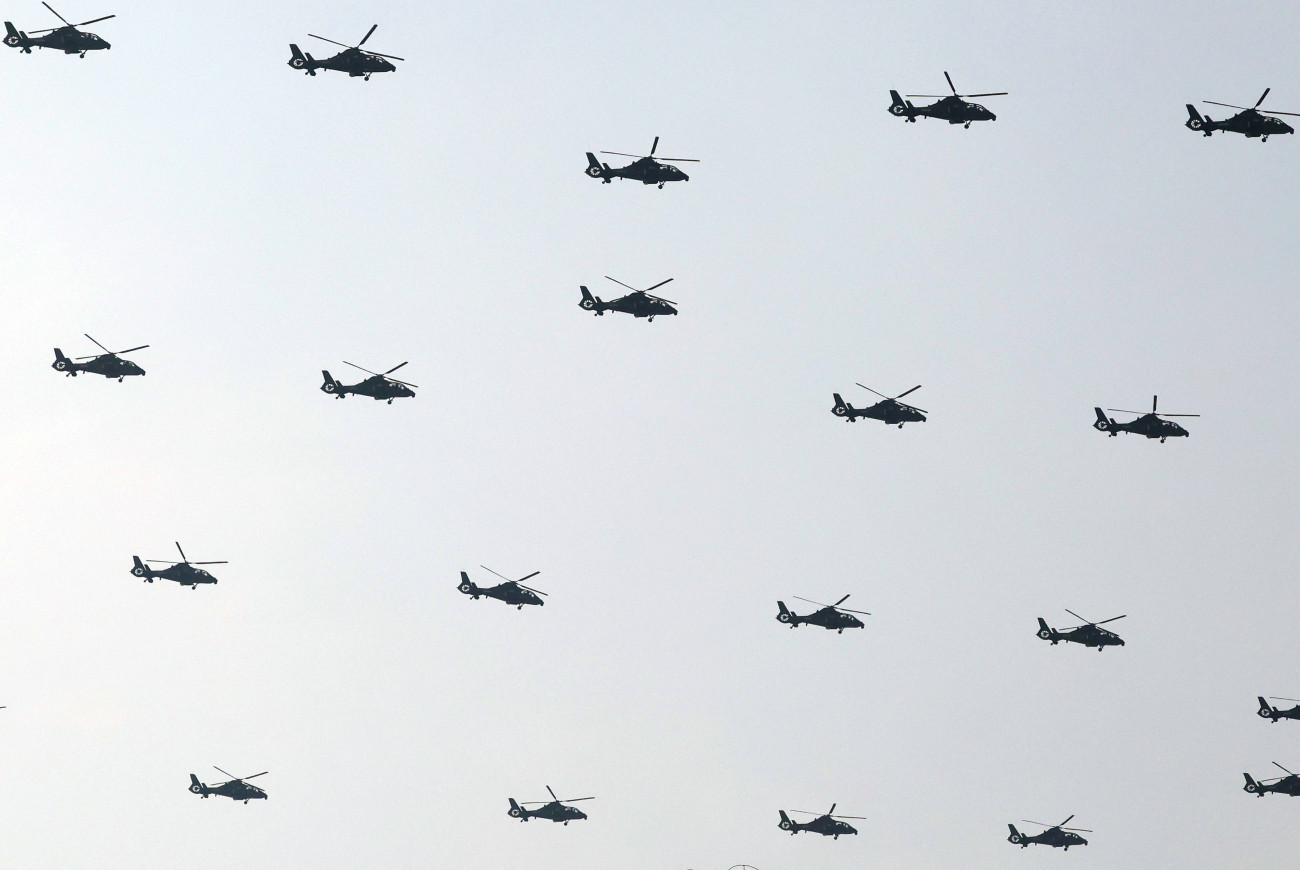 Peking, 2025. szeptember 3.
Helikopterek repülnek formációban a kínai-japán háború befejezése és a második világháború ázsiai lezárásának 80. évfordulója alkalmából rendezett katonai díszszemlén Pekingben 2025. szeptember 3-án.
MTI/EPA/Szputnyik/Kreml pool/Alekszandr Kazakov