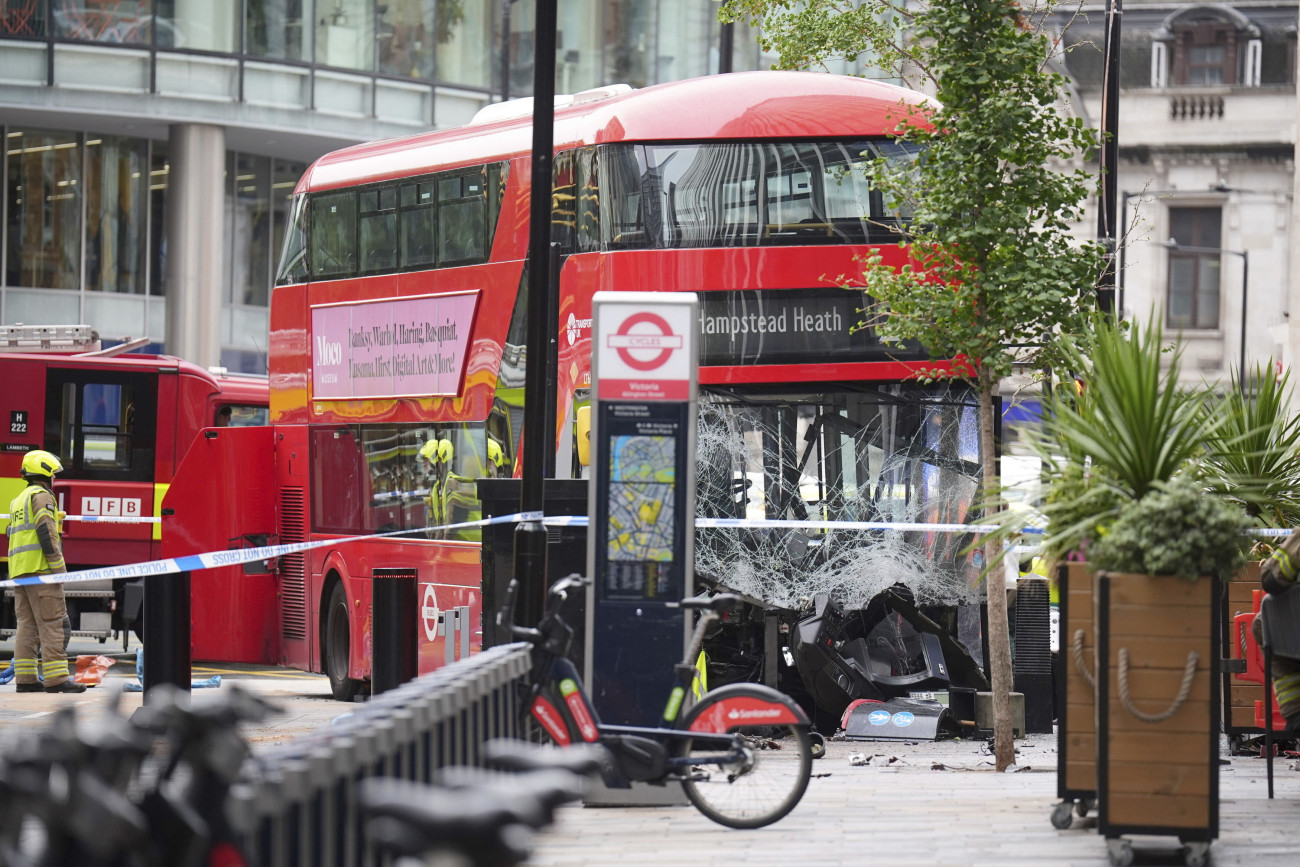 London, 2025. szeptember 4.
Tűzoltók egy emeletes autóbusznál, amely járdára hajtott London belvárosában 2025. szeptember 4-én. A balesetben tizenheten megsérültek, két embert a helyszínen elláttak, a többi sebesültet - köztük a buszvezetőt - kórházba szállították.
MTI/AP/PA/James Manning