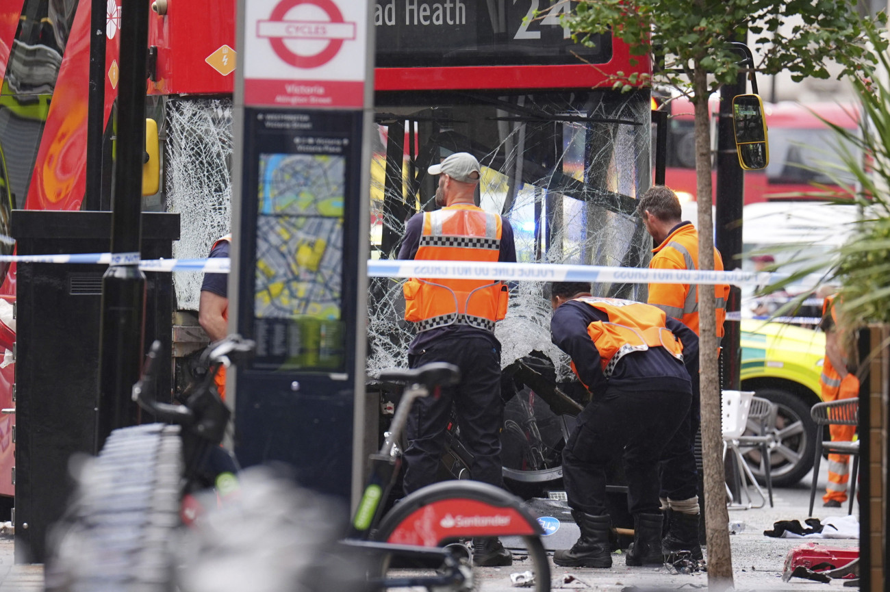 London, 2025. szeptember 4.
Szakemberek vizsgálódnak egy emeletes autóbusznál, amely járdára hajtott London belvárosában 2025. szeptember 4-én. A balesetben tizenheten megsérültek, két embert a helyszínen elláttak, a többi sebesültet - köztük a buszvezetőt - kórházba szállították.
MTI/AP/PA/James Manning