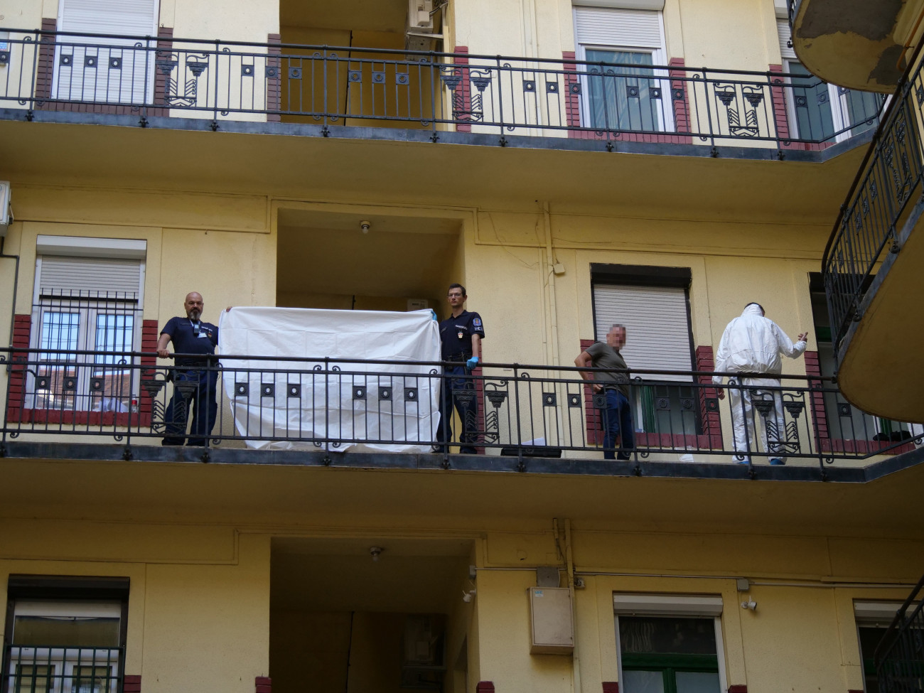 Budapest, 2025. szeptember 8.
Bűnügyi helyszínelők dolgoznak 2025. szeptember 8-án egy VII. kerületi társasház lakásában, ahol leszúrtak egy férfit.
MTI/Mihádák Zoltán