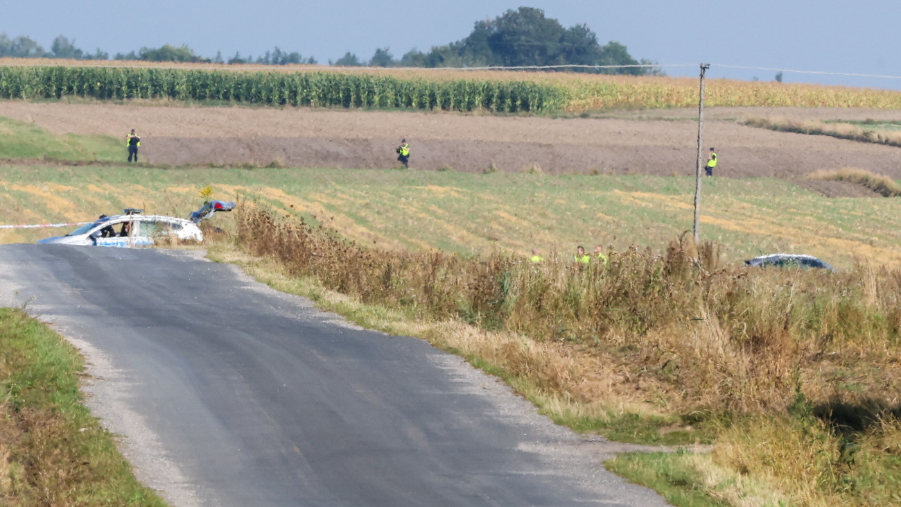 Mniszków, 2025. szeptember 10.
Rendőrök a helyszínen, ahol orosz drón roncsait találták meg a közép-lengyelországi Lódzi vajdaságbeli Mniszków településnél 2025. szeptember 10-én. Hajnalban több orosz drón repült be Lengyelország légterébe Oroszország Ukrajnával szembeni légitámadása közben. Lengyel vadászgépek a drónok egy részét lelőtték. Augusztus óta több drón is megsértette Lengyelország légterét kelet felől.
MTI/EPA/PAP/Marian Zubrzycki